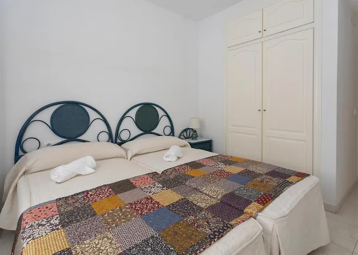 Fontana Iii, Bajo, 2 Dormitorios, By Bookindenia *